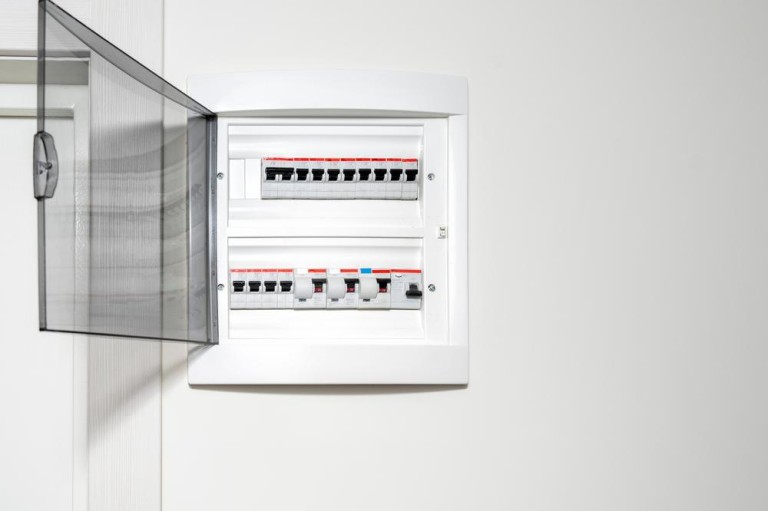 Pourquoi consulter un électricien à Moyon Villages avant vos travaux ?